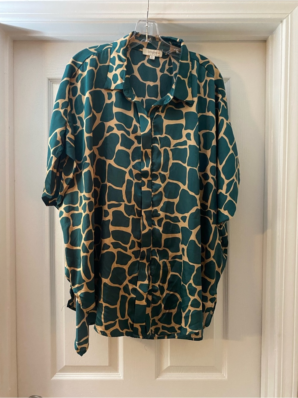 Umgee. Women's Green and Gold Animal Print Hidden Button-Up Blouse. 1X. USA.